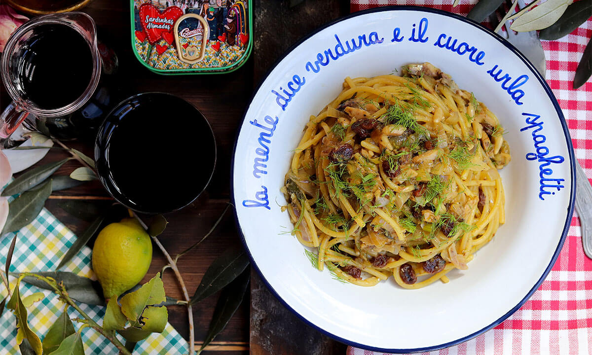 Spaghettoni com Sardinhas Alimadas, Passas e Pinhões